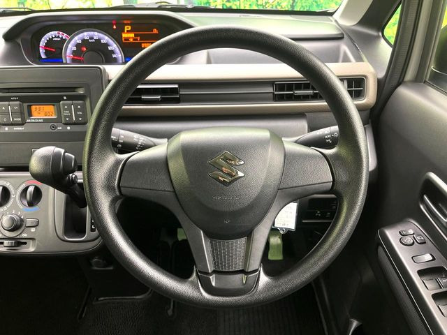 �C���e���A�ɍ��킹���f�U�C���̃X�e�A�����O�́A�^�]�������̂��Ƃ��l���A�^�]���₷���`��A�傫���ł��B�����x�A���ۂɐG���Ă��m���߂��������B