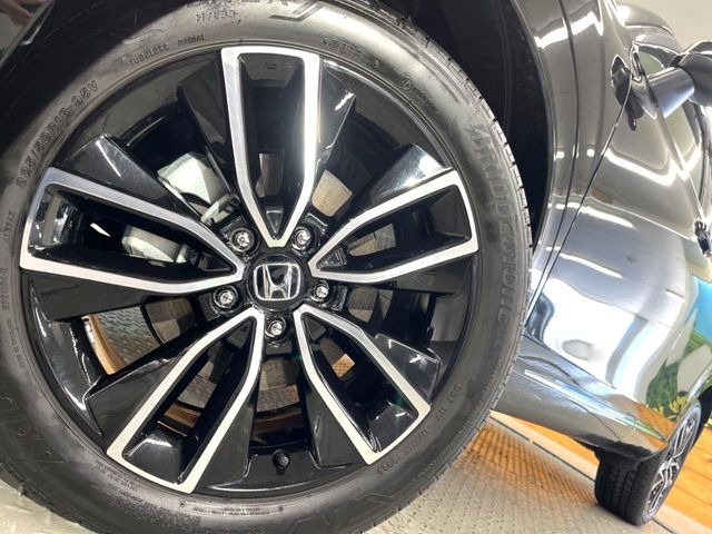 �y����18�C���`�A���~�z�C�[���z�O�ςɃ}�b�`���������A���~�z�C�[���𑕒����Ă���܂��B�e��ЊO�A���~�z�C�[����A�X�^�b�h���X�^�C�����戵�����Ă���܂��B���񂲑��k����������