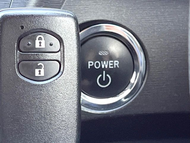 【スマートキー】カバンやポケットに入れたままでもドアの施錠・解錠が可能なスマートキーを装備。エンジンのオン・オフ時もカギを取り出す必要が無いからとっても便利です♪