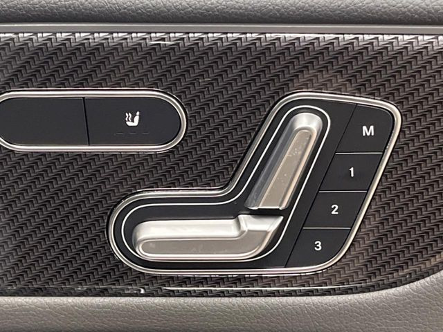 ●メモリー付きパワーシート:あなたに合わせたシートポジションが3つまで登録可能!フルパワーシートだから座席調整も楽々♪お好みのシートポジションで、ストレスないドライブをお楽しみください。