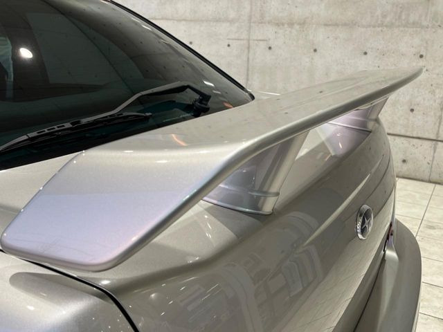 【大型リヤスポイラー】スポーツカーらしさがグッと引き立つ大型リヤスポイラーを装着♪高速走行時のスタビリティ(走行安定性)向上に役立ちます。