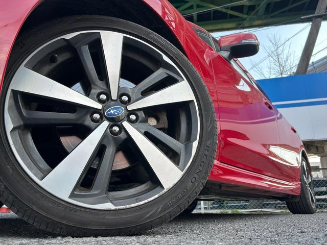 �y����18�C���`�A���~�z�C�[���z�O�ςɃ}�b�`���������A���~�z�C�[���𑕒����Ă���܂��B�e��ЊO�A���~�z�C�[����A�X�^�b�h���X�^�C�����戵�����Ă���܂��B���񂲑��k����������