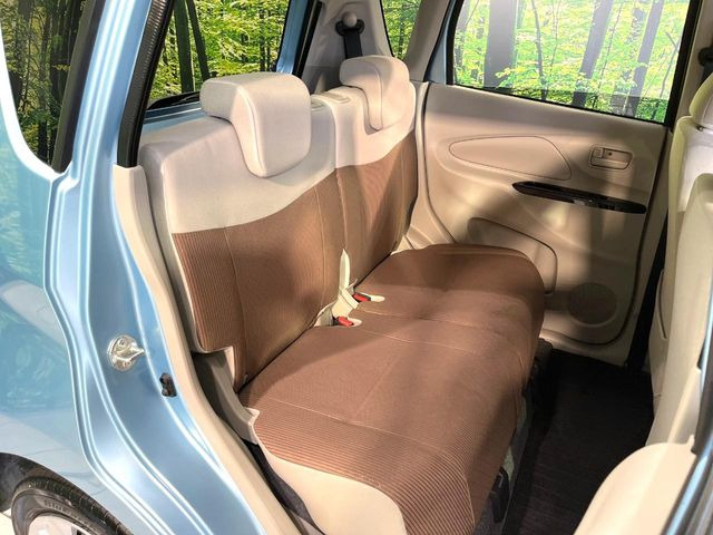 後部座席も気になるようなキズ・汚れやへたり等、大きなダメージはなく、良好な状態です。