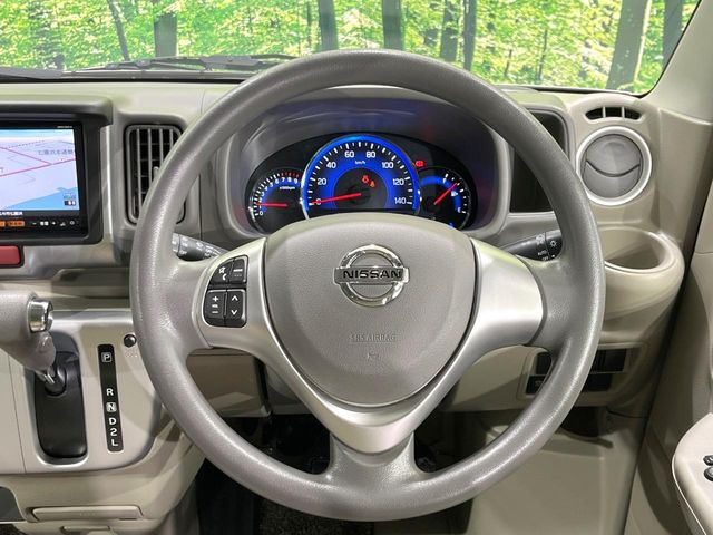 �C���e���A�ɍ��킹���f�U�C���̃X�e�A�����O�́A�^�]�������̂��Ƃ��l���A�^�]���₷���`��A�傫���ł��B�����x�A���ۂɐG���Ă��m���߂��������B