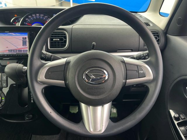 �C���e���A�ɍ��킹���f�U�C���̃X�e�A�����O�́A�^�]�������̂��Ƃ��l���A�^�]���₷���`��A�傫���ł��B�����x�A���ۂɐG���Ă��m���߂��������B