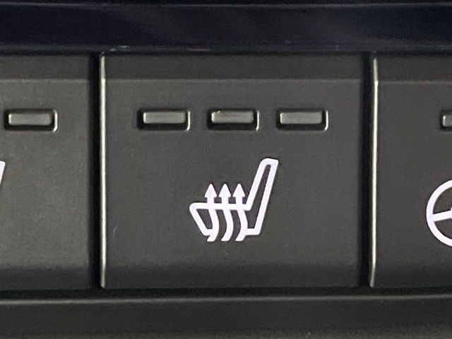 【前席+後席シートヒーター】寒い日に重宝するシートヒーターを後席にも装備!エアコンより早く温まってくれるので寒がりの人も安心ですね♪エアコンの温風は乾燥するから苦手、という方にもをおすすめです。