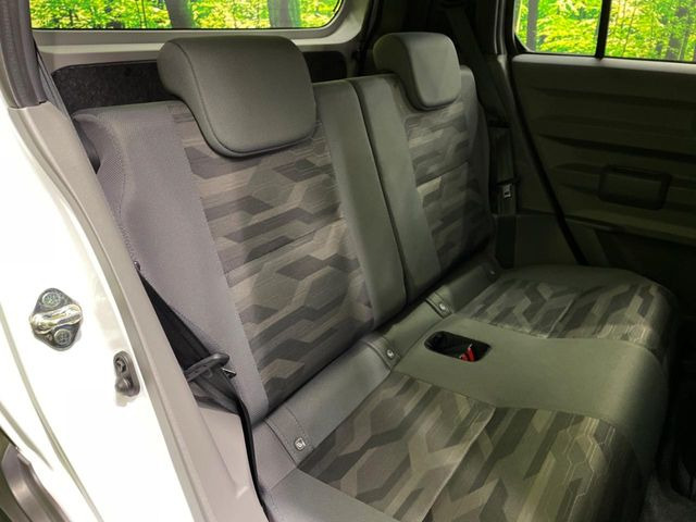 後部座席も気になるようなキズ・汚れやへたり等、大きなダメージはなく、良好な状態です。