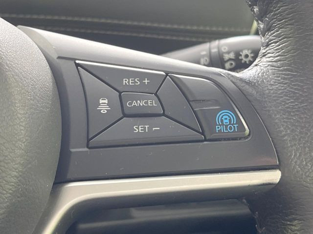 【プロパイロット】高速道路での長距離走行が楽に!!渋滞時と巡回走行のシーンで、アクセル・ブレーキ・ステアリングを自動で制御し、長距離運転の負担を軽減してくれます♪