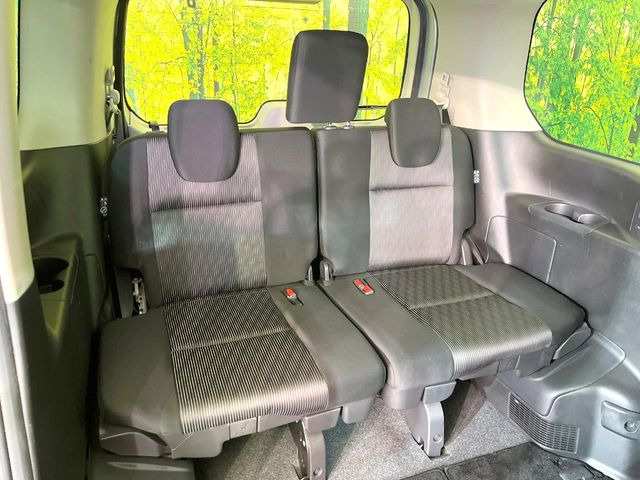 3列目シートはもちろん状態良好☆大人でもゆったりと座って頂けますので、大人数でのお出かけもラクラクです♪ご家族で、気の知れた仲間で、ドライブに行くのが楽しみですね♪