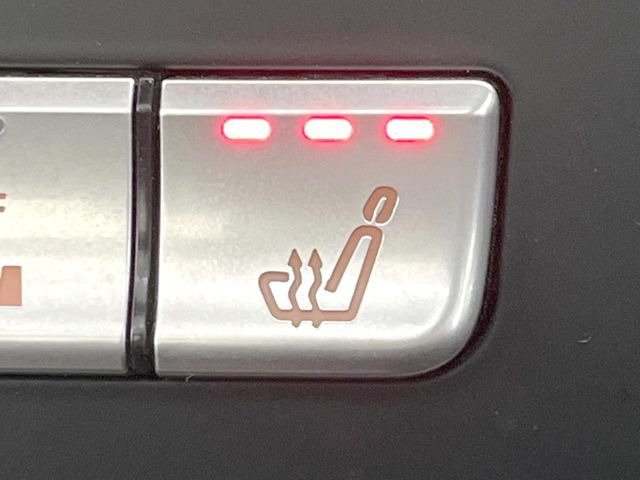 ●フロントシートヒーティング:運転席・助手席共に三段階で調節が可能なシートヒーターを装備しております。季節を問わず快適にご使用いただけます。
