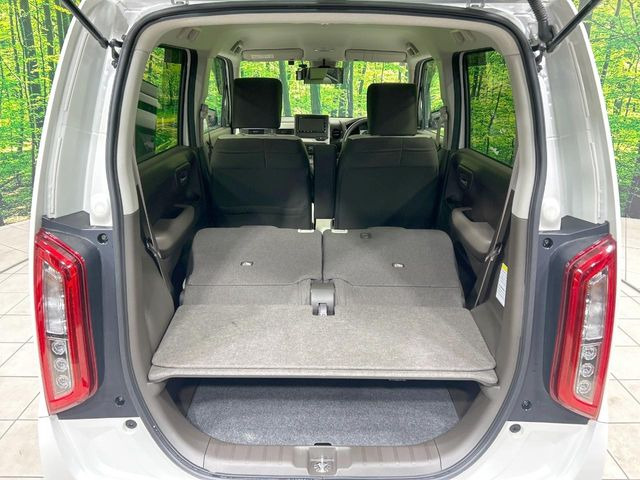 後席を格納すると、これだけの広さが!シーンに合わせたシートアレンジで、大きな荷物も積むことが出来ます♪