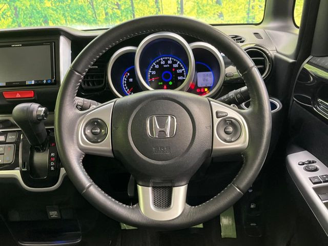 �y�����v�����X�e�A�����O�z�㎿�Ȋv���g�p���邱�ƂŁA��ɂ����������݂ƂĂ��^�]���₷���n���h���ł���