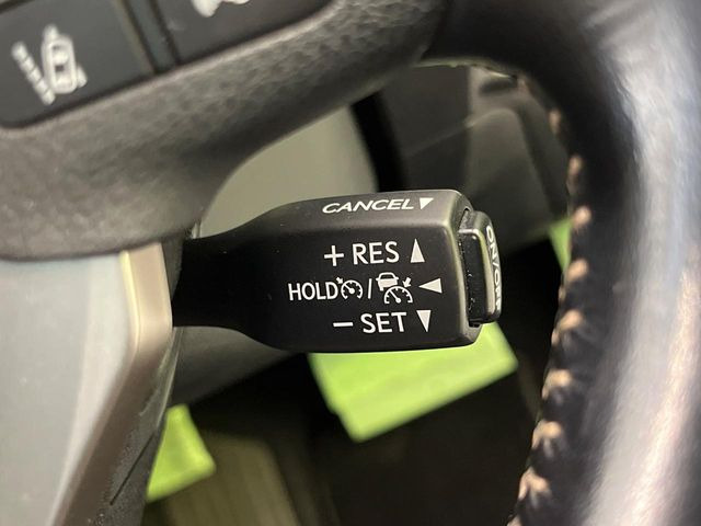 【レーダークルーズコントロール】高速道路での長距離走行が楽に!!自動で速度を保つクルーズコントロールが、衝突軽減システムと連携し、前方の車両を感知して車間を保つように速度調節してくれます!!