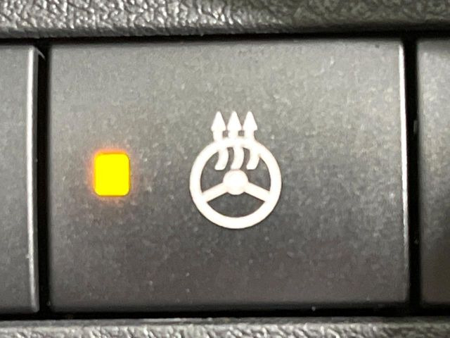 【ステアリングヒーター】冬場に冷たくなりやすい革巻きステアリングを、スイッチ一つで素早く適温に!エアコンよりも早く温まってくれるので、寒い日の運転も快適になりますね♪