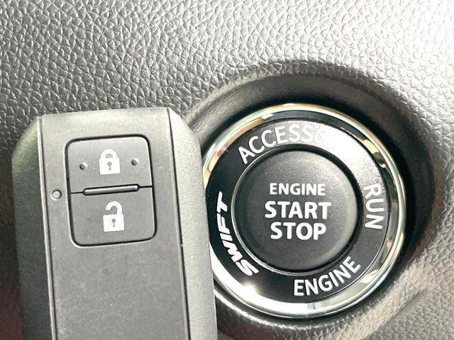 【キーレススタートシステム】カバンやポケットに入れたままでもドアの施錠・解錠が可能なスマートキーを装備。エンジンのオン・オフ時もカギを取り出す必要が無いからとっても便利です♪