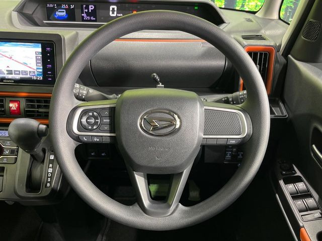 �C���e���A�ɍ��킹���f�U�C���̃X�e�A�����O�́A�^�]�������̂��Ƃ��l���A�^�]���₷���`��A�傫���ł��B�����x�A���ۂɐG���Ă��m���߂��������B