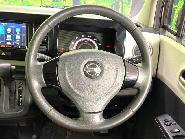 �C���e���A�ɍ��킹���f�U�C���̃X�e�A�����O�́A�^�]�������̂��Ƃ��l���A�^�]���₷���`��A�傫���ł��B�����x�A���ۂɐG���Ă��m���߂��������B