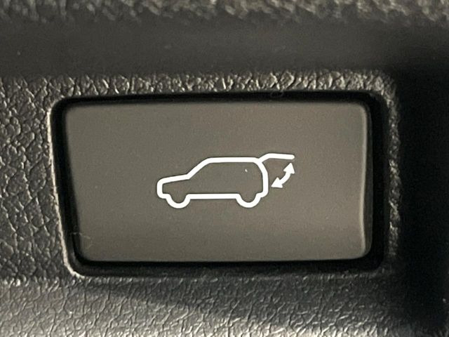 【パワーバックドア】スマートキーや運転席のボタンを押すだけでリアゲートが自動で開閉します!荷物を持っている時や、高い位置にあるバックドアを閉める際に便利な機能です♪