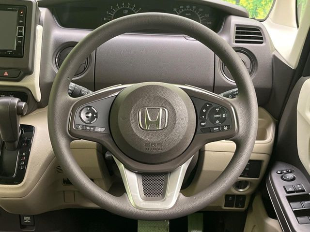 �C���e���A�ɍ��킹���f�U�C���̃X�e�A�����O�́A�^�]�������̂��Ƃ��l���A�^�]���₷���`��A�傫���ł��B�����x�A���ۂɐG���Ă��m���߂��������B