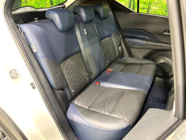 後部座席も気になるようなキズ・汚れやへたり等、大きなダメージはなく、良好な状態です。