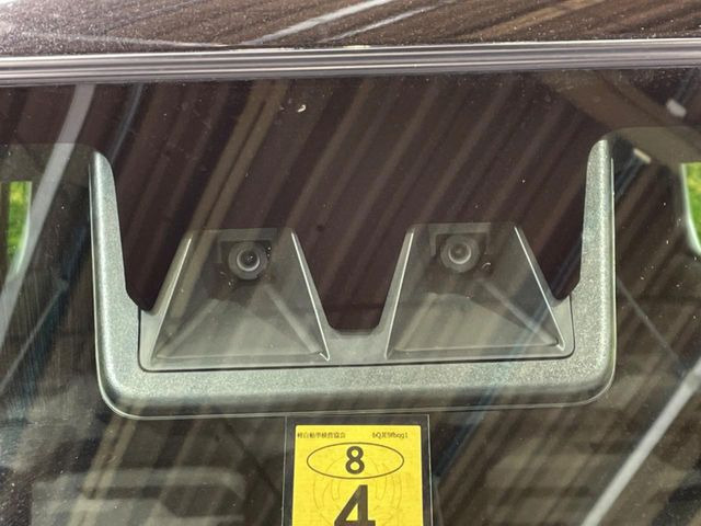 【スマートアシスト】走行中に前方の車両等を認識し、衝突しそうな時は警報とブレーキで衝突回避と被害軽減をアシスト。より安全にドライブをお楽しみいただけます。