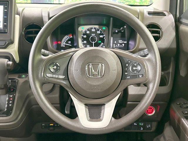 インテリアに合わせたデザインのステアリングは、運転される方のことも考え、運転しやすい形状、大きさです。是非一度、実際に触ってお確かめください。