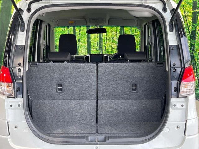 ���i�̂���������ʋ΁A���}���ɏ\���ȉ׎��X�y�[�X���m�ۂ��Ă���܂��B�Z�J���h�V�[�g��|���ƁA�傫�ȉו��̐ύڂ��\�ł���