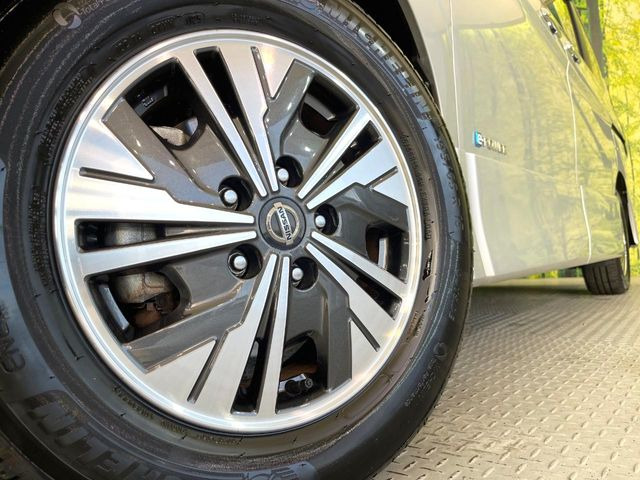 【純正アルミホイール】外観にマッチした純正アルミホイールを装着しております。各種社外アルミホイールや、スタッドレスタイヤも取扱いしております。是非ご相談ください♪