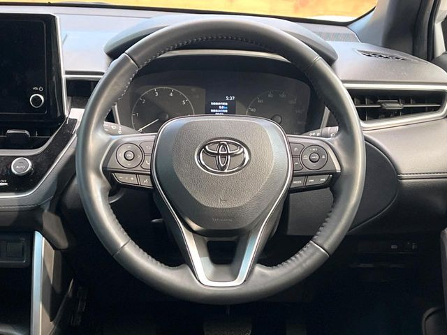 �C���e���A�ɍ��킹���f�U�C���̃X�e�A�����O�́A�^�]�������̂��Ƃ��l���A�^�]���₷���`��A�傫���ł��B�����x�A���ۂɐG���Ă��m���߂��������B