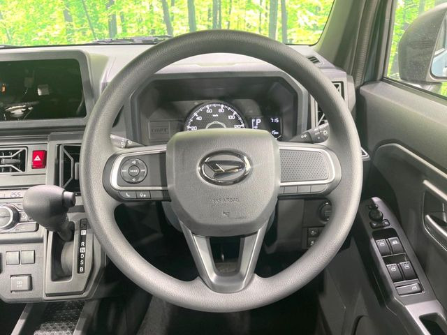 �C���e���A�ɍ��킹���f�U�C���̃X�e�A�����O�́A�^�]�������̂��Ƃ��l���A�^�]���₷���`��A�傫���ł��B�����x�A���ۂɐG���Ă��m���߂��������B