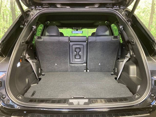 ���i�̂���������ʋ΁A���}���ɏ\���ȉ׎��X�y�[�X���m�ۂ��Ă���܂��B�Z�J���h�V�[�g��|���ƁA�傫�ȉו��̐ύڂ��\�ł���