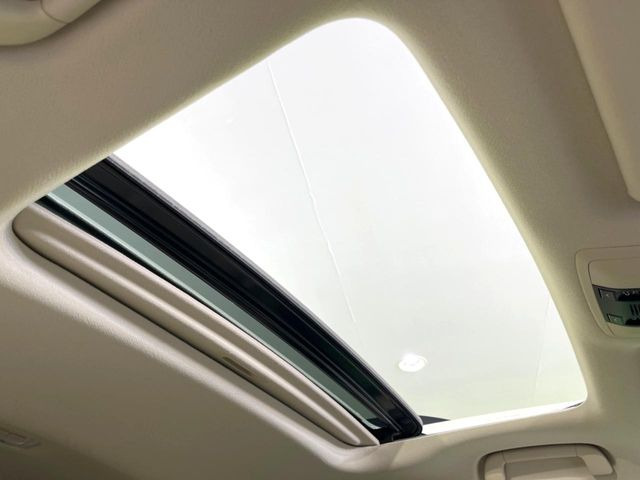 【サンルーフ】開放感たっぷりの希少装備、サンルーフが装着されています!車内に明かりを取り入れたり景色を楽しむ以外にも、車内の空気も簡単に換気できて快適です!