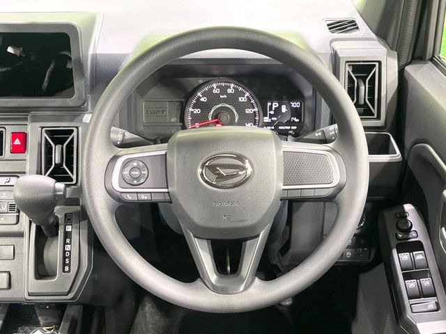 �C���e���A�ɍ��킹���f�U�C���̃X�e�A�����O�́A�^�]�������̂��Ƃ��l���A�^�]���₷���`��A�傫���ł��B�����x�A���ۂɐG���Ă��m���߂��������B