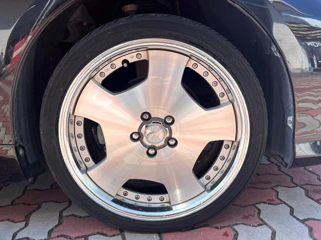 �y�A���~�z�C�[���z�O�ςɃ}�b�`�����A���~�z�C�[���𑕒����Ă���܂��B�e��A���~�z�C�[����A�X�^�b�h���X�^�C�����戵�����Ă���܂��B���񂲑��k����������