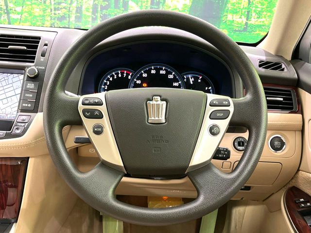 �C���e���A�ɍ��킹���f�U�C���̃X�e�A�����O�́A�^�]�������̂��Ƃ��l���A�^�]���₷���`��A�傫���ł��B�����x�A���ۂɐG���Ă��m���߂��������B