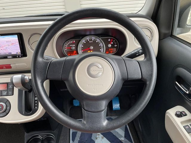 �C���e���A�ɍ��킹���f�U�C���̃X�e�A�����O�́A�^�]�������̂��Ƃ��l���A�^�]���₷���`��A�傫���ł��B�����x�A���ۂɐG���Ă��m���߂��������B