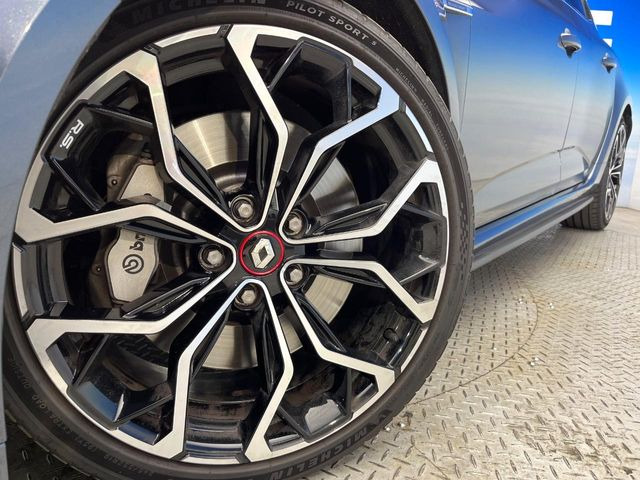 ●純正19インチアルミホイール:輸入車ならではの卓越した走りを支えるホイールと足回りです!日本車の走りに慣れている方にもぜひ体感して頂きたいほど、高いレベルでまとまっています!