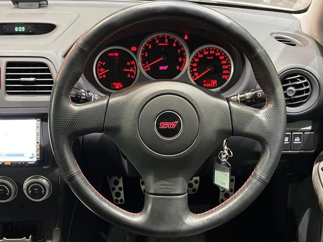 【純正革巻きステアリング】上質な革を使用することで、手にしっかり馴染みとても運転しやすいハンドルです♪