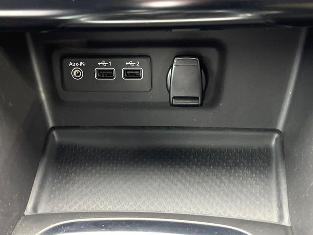 ●USB・AUX接続:お手持ちのミュージックプレーヤーを接続し、車内でお気に入りの音楽を気軽に楽しむことができます♪