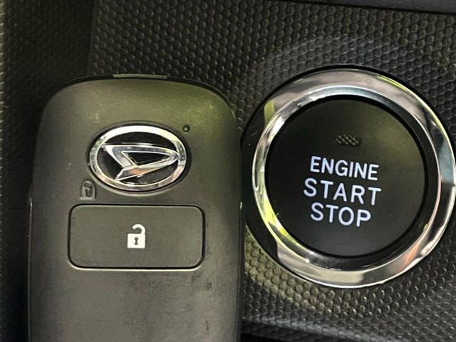 【キーフリーシステム】カバンやポケットに入れたままでもドアの施錠・解錠が可能なスマートキーを装備。エンジンのオン・オフ時もカギを取り出す必要が無いからとっても便利です♪