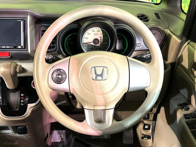 �C���e���A�ɍ��킹���f�U�C���̃X�e�A�����O�́A�^�]�������̂��Ƃ��l���A�^�]���₷���`��A�傫���ł��B�����x�A���ۂɐG���Ă��m���߂��������B