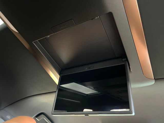 【13.2型有機ELフリップダウン】三列目からでも迫力のエンタメが観れる大画面フリップダウン。有機ELのモニターでは、一般的なフリップダウンよりも高コントラストでキレイな映像を楽しめます。