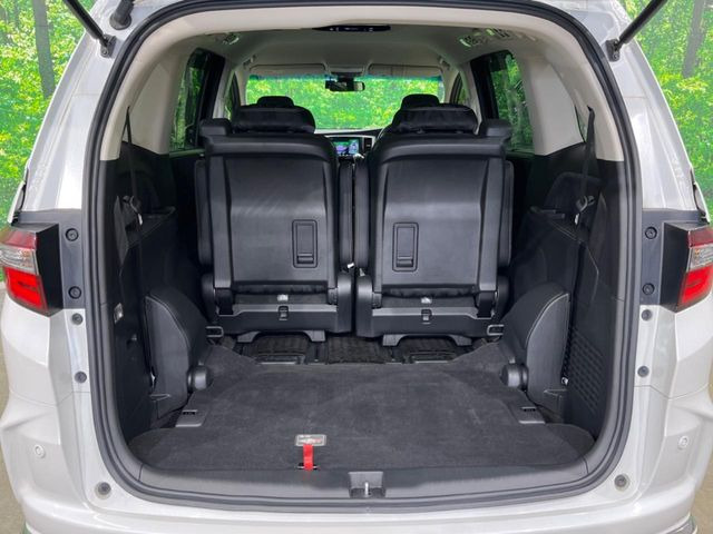 ���i�̂���������ʋ΁A���}���ɏ\���ȉ׎��X�y�[�X���m�ۂ��Ă���܂��B�Z�J���h�V�[�g��|���ƁA�傫�ȉו��̐ύڂ��\�ł���