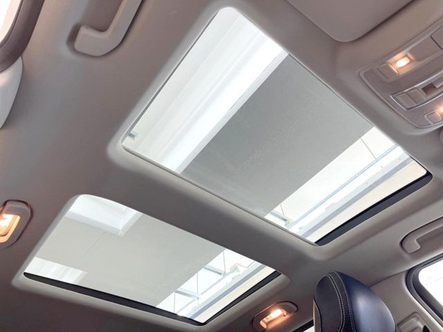 ●パノラミックスライディングルーフ::大迫力のパノラマルーフは、後部座席にまで続いており、開放的な空間をお楽しみいただけます。