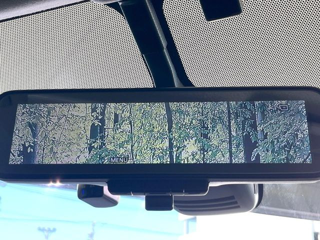 【インテリジェントルームミラー】後席の大きな荷物や同乗者で後方が確認しづらい時でも安心!カメラが撮影した車両後方の映像をルームミラー内に表示。クリアな視界で状況の確認が可能です!