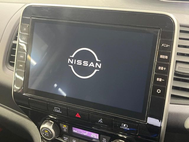 【純正ナビ】人気の純正ナビを装備しております。ナビの使いやすさはもちろん、オーディオ機能も充実!キャンプや旅行はもちろん、通勤や買い物など普段のドライブも楽しくなるはず♪