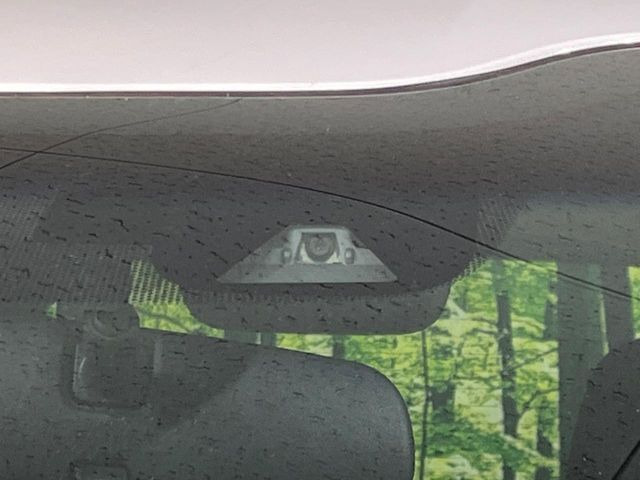 �y�z���_�Z���V���O�z���s���ɑO���̎ԗ�����F�����A�Փ˂������Ȏ��͌x��ƃu���[�L�ŏՓˉ���Ɣ�Q�y�����A�V�X�g�B�����S�Ƀh���C�u�����y���݂��������܂��B