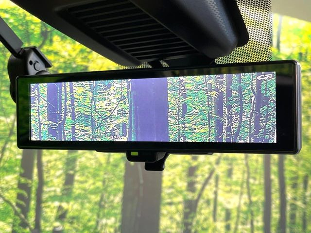 【インテリジェントルームミラー】後席の大きな荷物や同乗者で後方が確認しづらい時でも安心!カメラが撮影した車両後方の映像をルームミラー内に表示。クリアな視界で状況の確認が可能です!