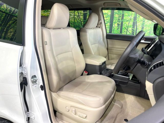 【ベージュレザーシート】デザイン性が高く、高級感のあるベージュ革シート。常に体に触れる部分だから、座り心地の良さにはこだわりたいですね♪汚れの付着や劣化を抑制する内装コーティング施工もおススメですよ♪