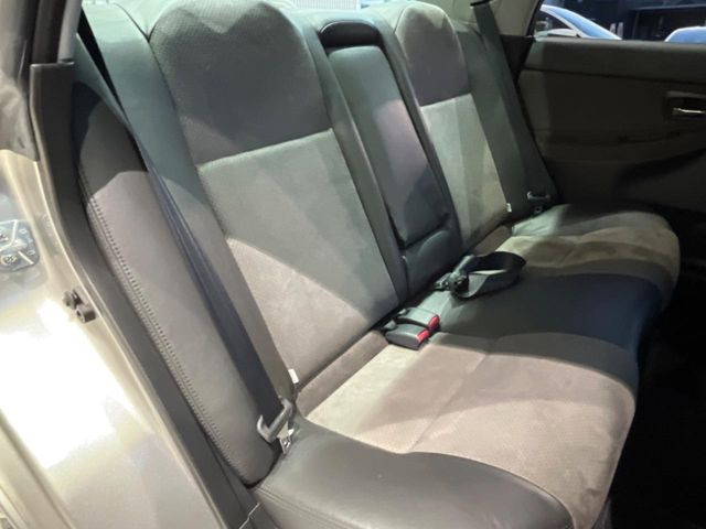 後部座席も気になるようなキズ・汚れやへたり等、大きなダメージはなく、良好な状態です。